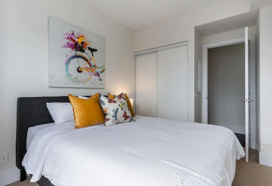 Skyline Suites - Walk To Mtcc, Acc, Rogers Centre & Entertainment District Торонто Экстерьер фото