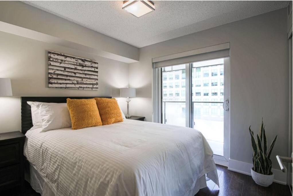 Skyline Suites - Walk To Mtcc, Acc, Rogers Centre & Entertainment District Торонто Экстерьер фото