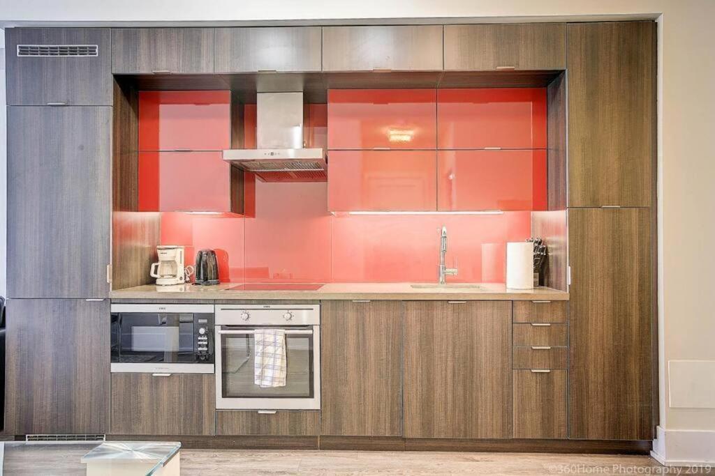 Skyline Suites - Walk To Mtcc, Acc, Rogers Centre & Entertainment District Торонто Экстерьер фото